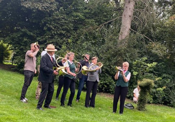 tl_files/jagdhorn/content/2025/2025.08.16_Silberhochzeitsstaendchen Holtmann.jpg